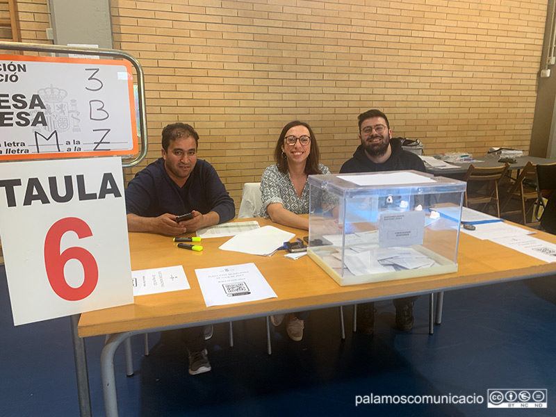 Una de les meses electorals de l'Escola La Vila de Palamós, aquest matí.