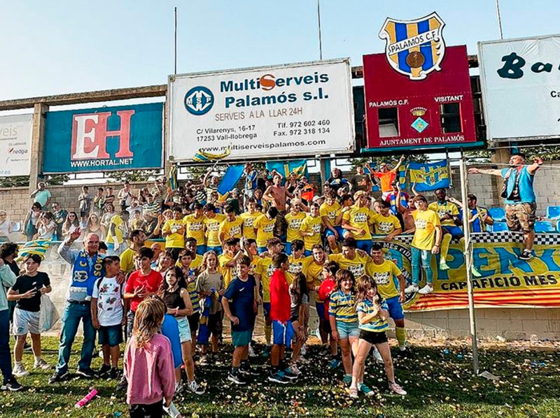 Jugadors i afició celebrant la victòria i la segona posició final a la classificació. (Foto: Palamós CF).