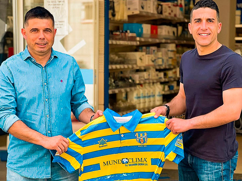 Sergio Garcia, al costat del director esportiu del Palamós. (Foto: Palamós CF).