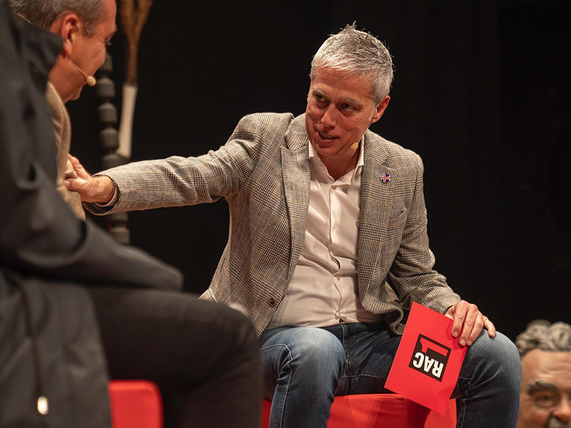 Albert Om, presentador del programa  'Islàndia' de RAC1. (Foto: RAC1).