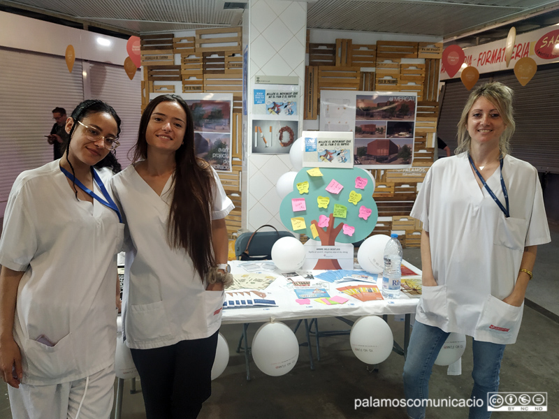 Parada de sensibilització per deixar de fumar, ahir al Mercat Municipal.