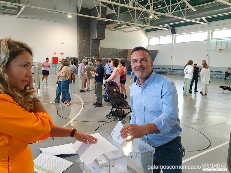 El candidat del Partit Popular, Cristóbal Posadas, dipositant el seu vot aquest passat diumenge.