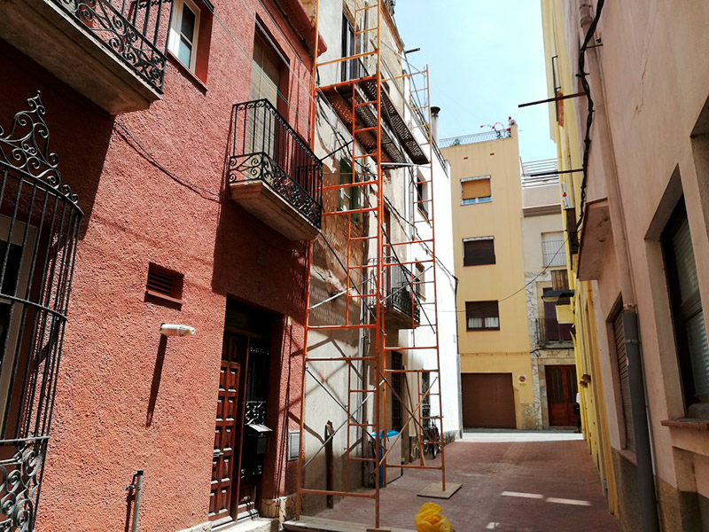 Rehabilitació d'una façana al barri vell de Palamós. (Foto: Ajuntament de Palamós).