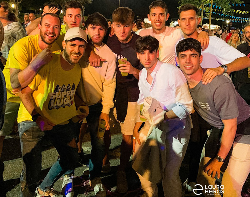 Els jugadors del primer equip no es van voler perdre la festa dels 125 anys. (Foto: Laura Heras - Palamós CF).