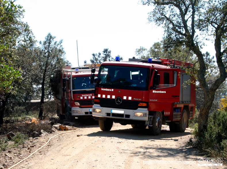 Dotacions de bombers en acció a les Gavarres, en una imatge d'arxiu.