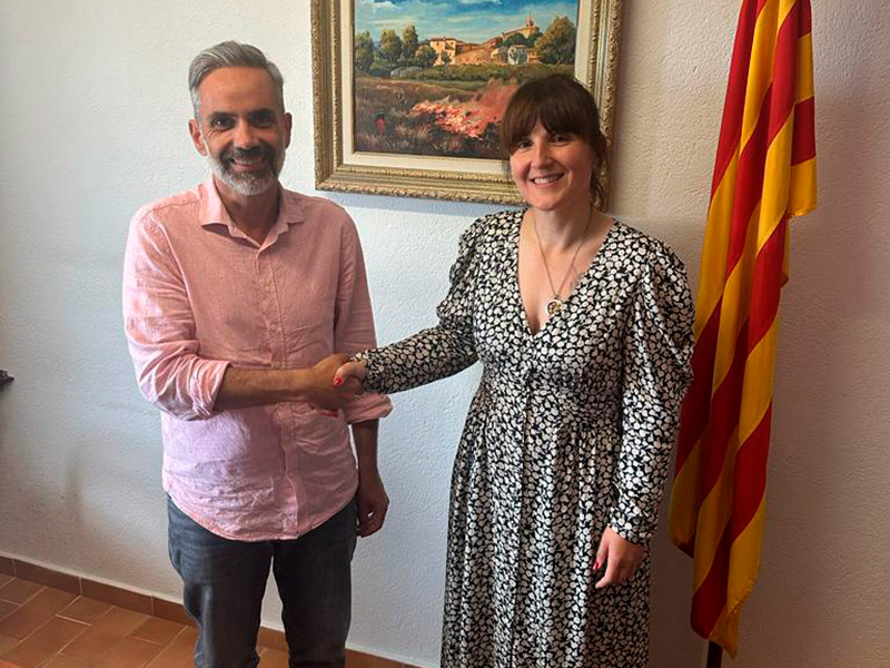El presidents locals d'ERC i Junts, Joan Margall i Vanessa Peiró, respectivament, van oficialitzar ahir l'acord de govern. (Foto: Consell Comarcal).