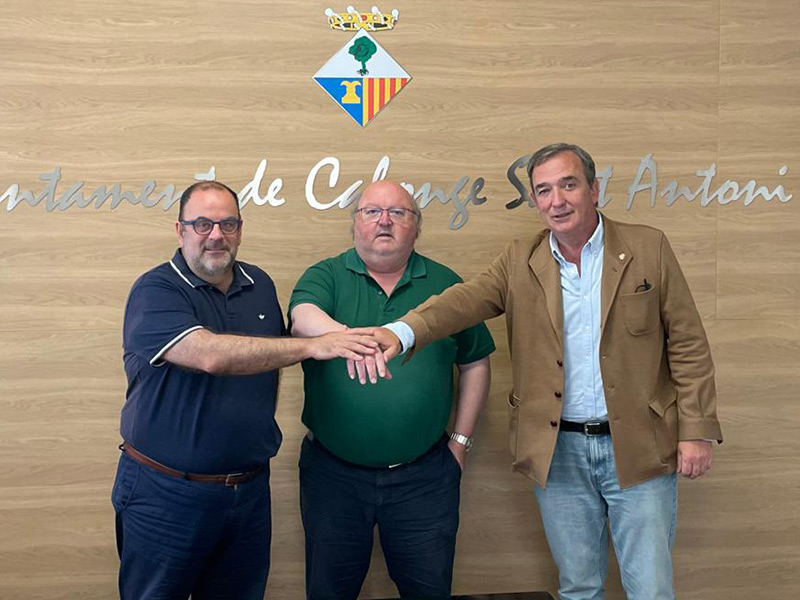 Jordi Soler, al centre, revalida el càrrec d'alcalde de Calonge i Sant Antoni amb el suport del PSC i el PP. (Foto:Ajuntament de Calonge i Sant Antoni