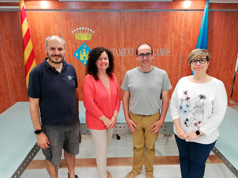 Al centre, Raquel Gallego i Lluís Puig, acompanyats pel president local d'ERC, Marcelo Villani i la secretària del PSC, Yolanda Aguilar.