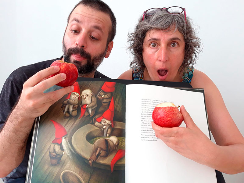 La sessió d'avui de 'Contes Musicats' va a càrrec de la Companyia La Sal d'Olot. (Foto: Companyia La Sal d'Olot).