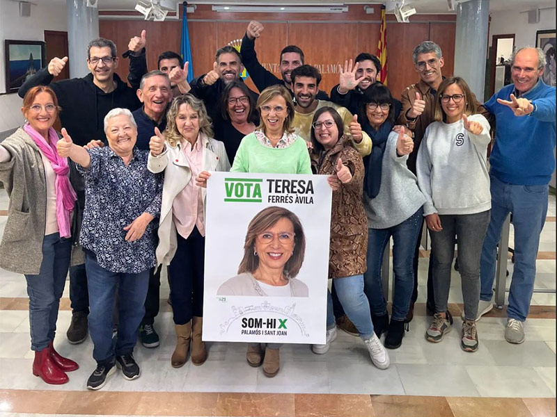 La candidatura de Som-hi x Palamós i Sant Joan, amb la seva alcaldable, Teresa Ferrés, en primer terme. (Foto: Som-hi x Palamós i Sant Joan).