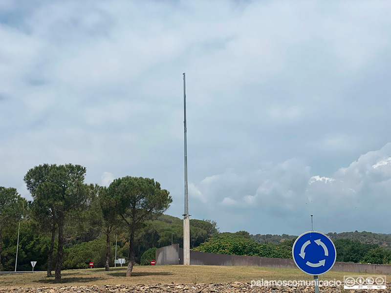Uns desconeguts han robat aquesta matinada l'estelada del Mas Gorgoll.
