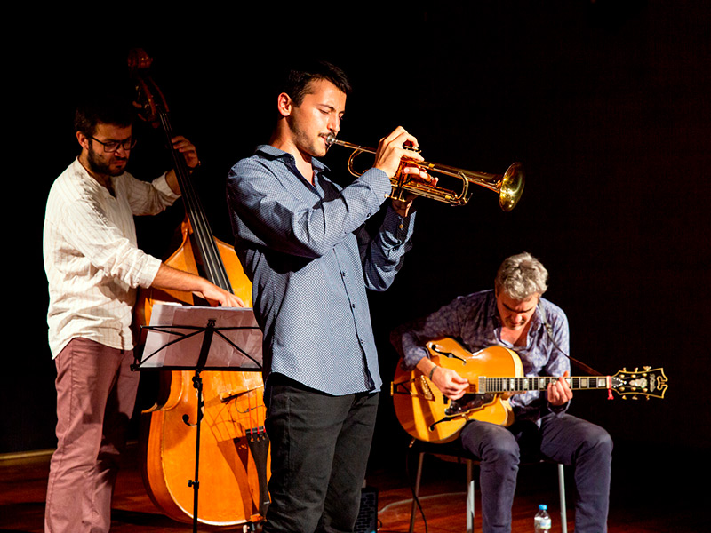 Joan Mar Sauqué Trio i Blanca Funes actuen avui a lles 23h al Convent dels Agustins. (Foto: Joan Mar Sauqué Trio).