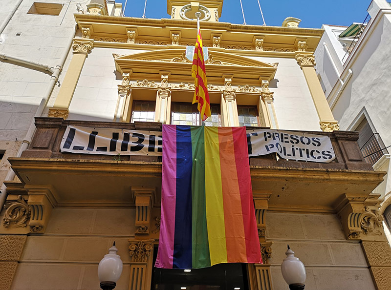 La bandera irisada al balcó de l'Ajuntament de Palamós, en una imatge d'arxiu. (Foto: Ajuntament de Palamós).