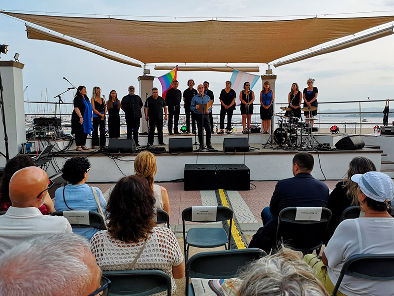 Palamós va commemorar ahir el Dia de l'orgull LGTBI amb un acte al passeig del Mar. (Foto: Ajuntament de Palamós).