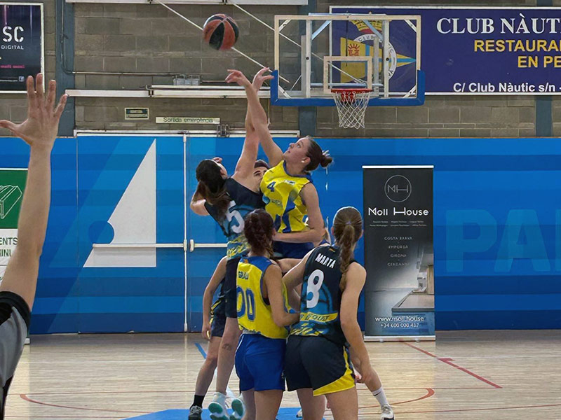 Imatge d'un partit del sènior femení del Club Esportiu Palamós, aquesta passada temporada. (Foto: CE Palamós).