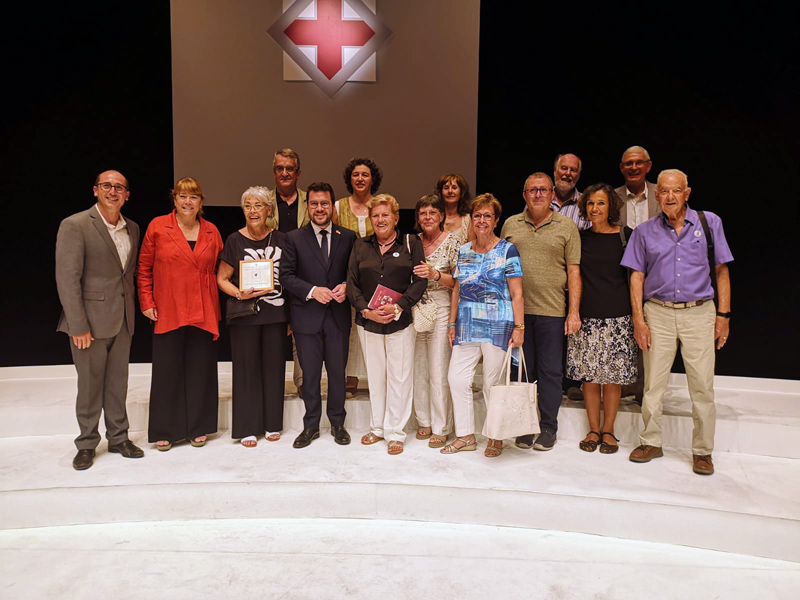 Integrants de la Coral El Progrés i l'alcalde Lluís Puig amb el president de la Generalitat, Pere Aragonès. (Foto: Ajuntament de Palamós).