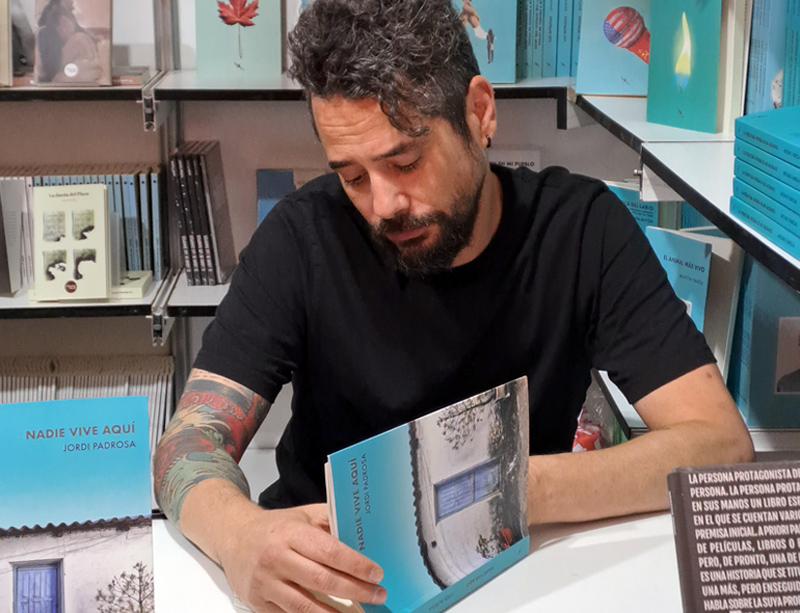 Jordi Padrosa signant exemplars de 'Nadie vive aquí' a la Feria del Libro de Madrid. (Foto: J. Padrosa).