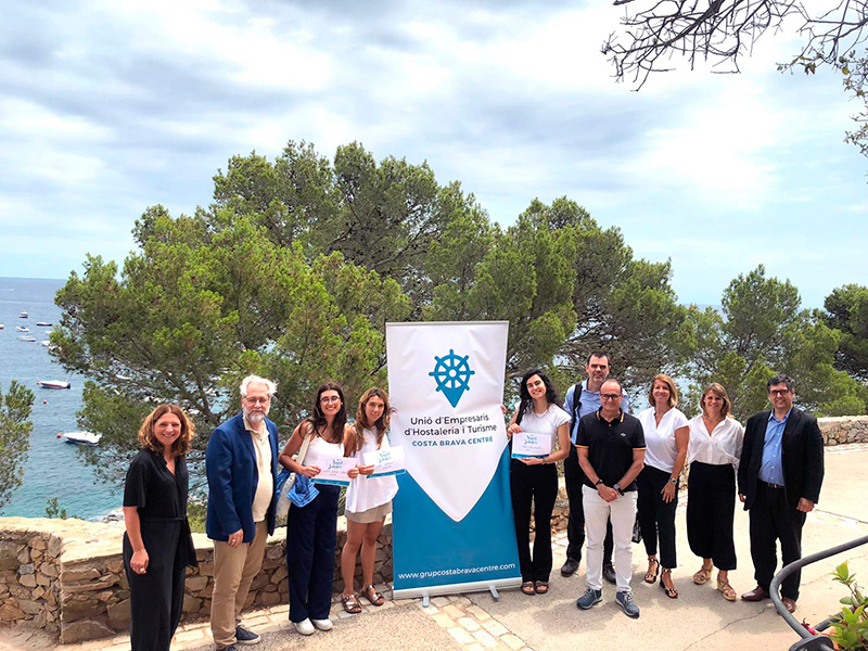 Lavinia Iuliana Aldea i Clara Herraiz Prat rebran 1.000€ cadascuna de la Beca Xiquet Sabater. (Foto: Grup Costa Brava Centre). 