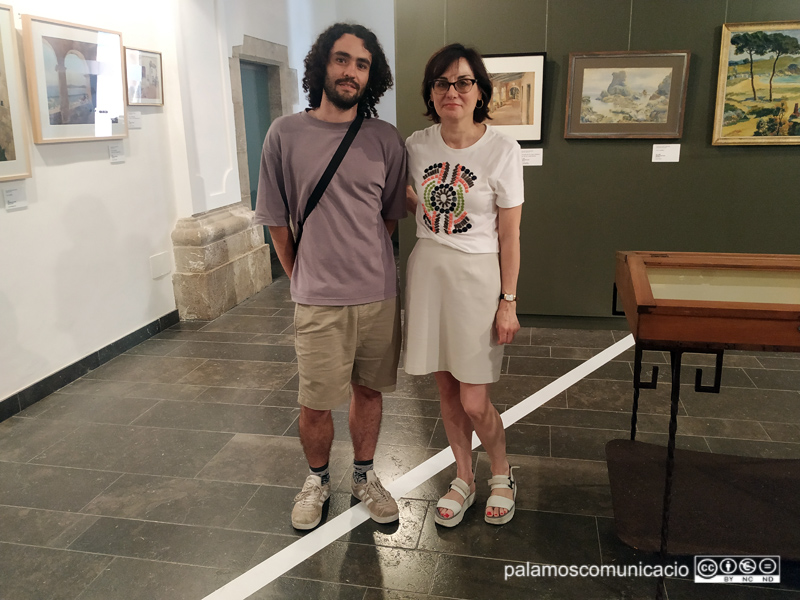 L'artista Albert Gironès amb la comissària de l'exposició Montse Badia, ahir a la Capella del Carme.