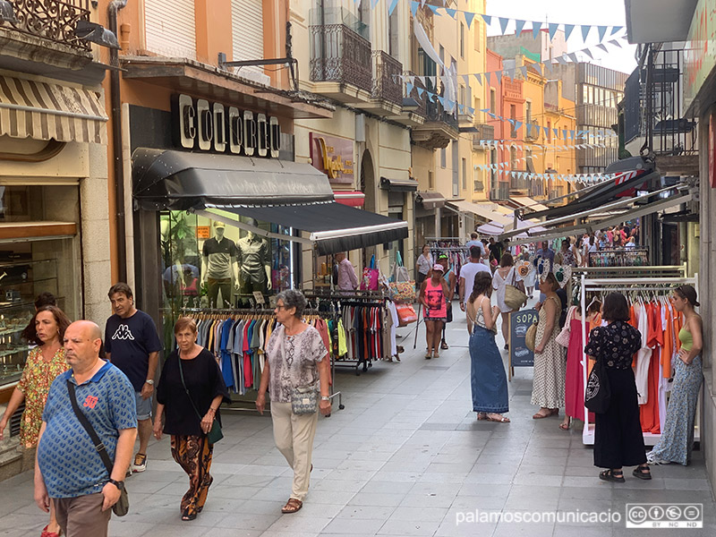 El carrer Major de Palamós, ahir a la tarda.
