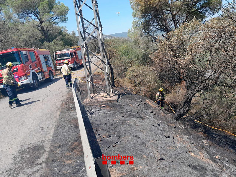 8 dotacions i un helicòpter han participat en les tasques d'extició del foc. (Foto: Bombers de la Generalitat).