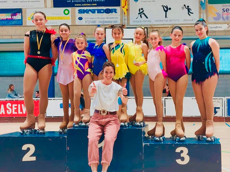 Patinadores del Patinatge Club Palamós celebren un dels molts èxits d'aquesta temporada. (Foto: Patinatge Club Palamós).