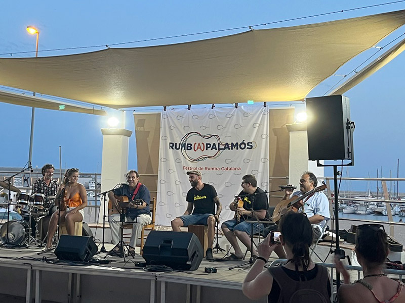 'L’escenari obert rumbero', a càrrec de Fonso Castillo, aquest dilluns a l'escenari del Passeig del Mar. (Foto: Ajuntament de Palamós).