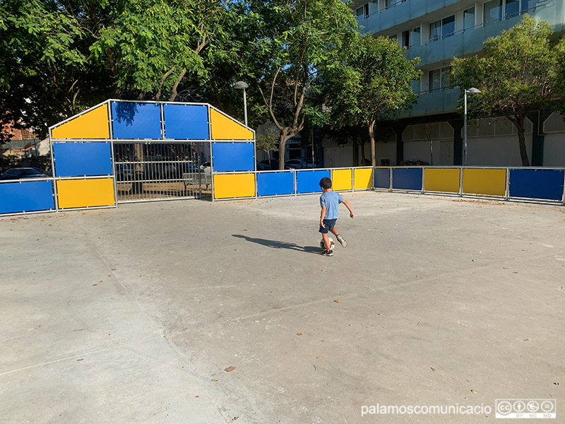 Un nen jugant a futbol a la pista poliesportiva de la Plaça del Suro, ahir a la tarda.