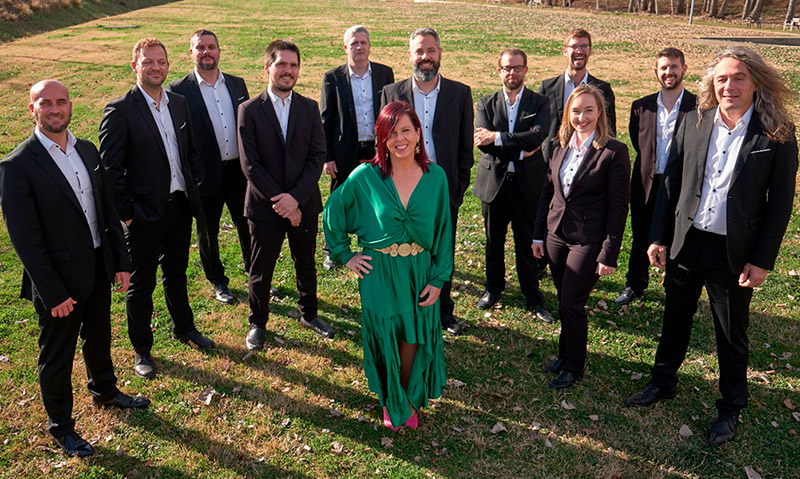 La Flama de Farners i la cantant Neus Mar actuen avui dins del festival 'Amb so de cobla'. (Foto: Ajuntament de Palafrugell).