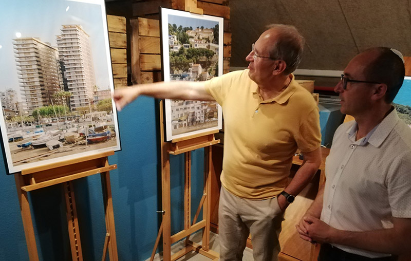 El periodista Miquel Riera, autor de l'exposició 'Costa Esbavada', acompanyat per l'alcalde de Palamós, el dia de la inauguració.