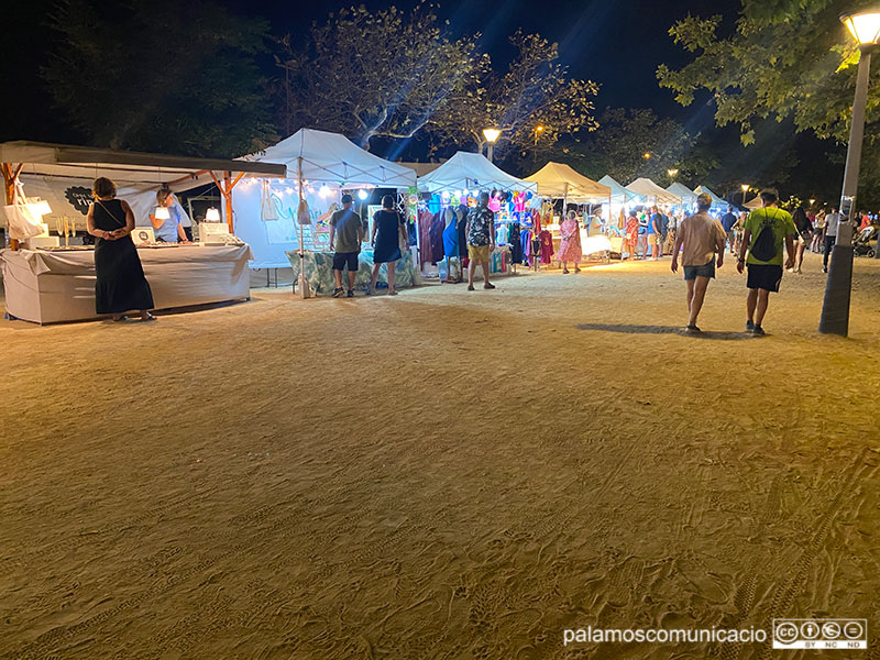 El mercat de Sant Maria al Passeig del Mar, ahir a la nit.