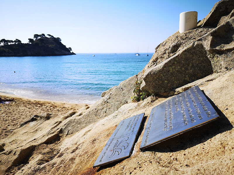 La nova placa ubicada a la platja de Castell. (Foto: Ajuntament de Palamós).
