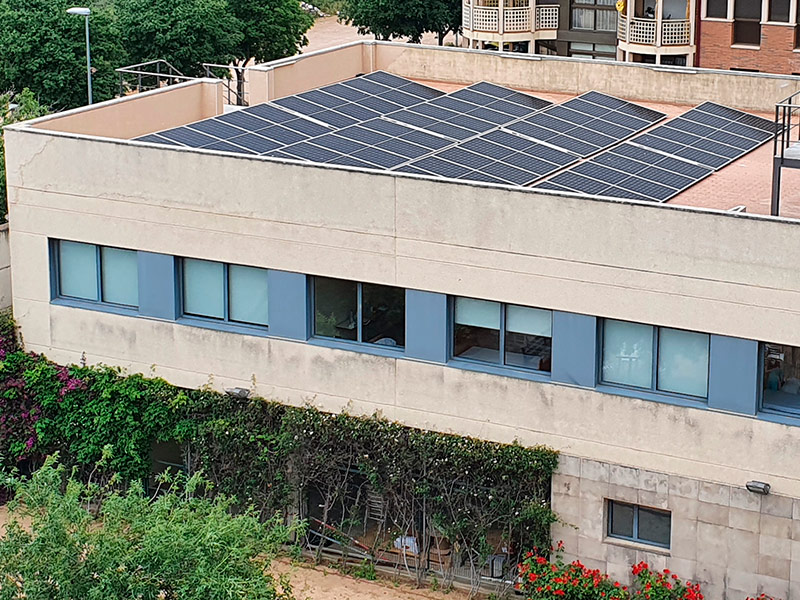 La planta de Palamós Gent Gran consta de 180 panells fotovoltaics. (Foto: SSIBE).