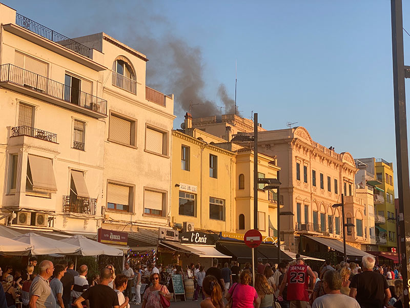 El foc no va causar danys personals i el restaurant ja obrirà avui amb normalitat. (Foto: Mar López).