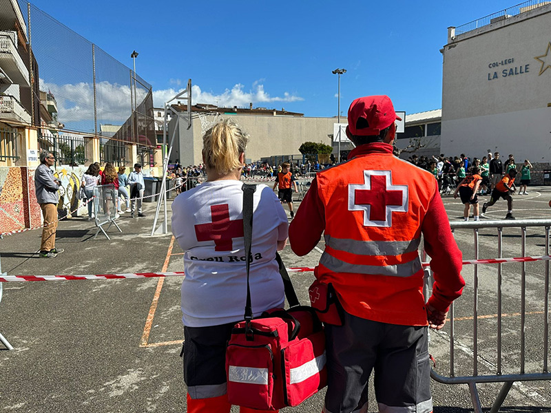 Dos membres de Creu Roja durant les 12 hores de Bàsquet de la Salle Palamós. (Foto: Creu Roja Palamós).