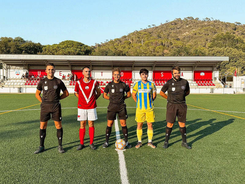 Capitans i trio arbitral del Tossa-Palamós d'ahir. (Foto: Palamós CF-Laura Heras)