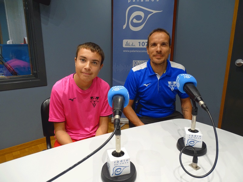 Esteban Soto, directiu i entrenador del FS Palamós, i el seu fill Yago, jugador del cadet.