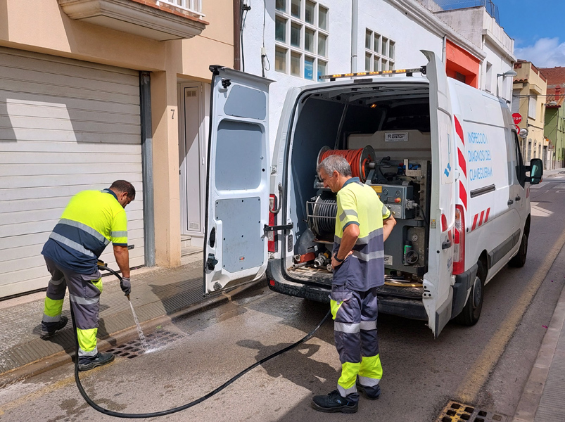 Operaris de la companyia CAPSA realitzen la neteja d'embornals al carrer d'Emili Joan. (Foto: Ajuntament de Palamós).