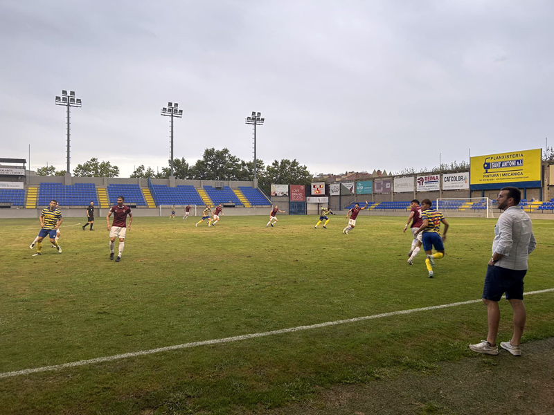 Un instant del partit entre el Palamós i el Peralada. (Foto: Ramon Ribas).