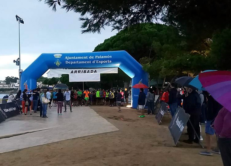 Arribada de la Marxa dels Gats a la platja de la Fosca. (Foto: Associació Cultural Showboys).