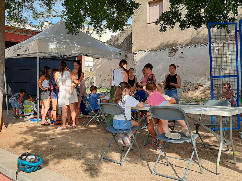 Una sessió de Bibioplaça a Sant Joan, aquest estiu. (Foto: Ajuntament de Palamós).