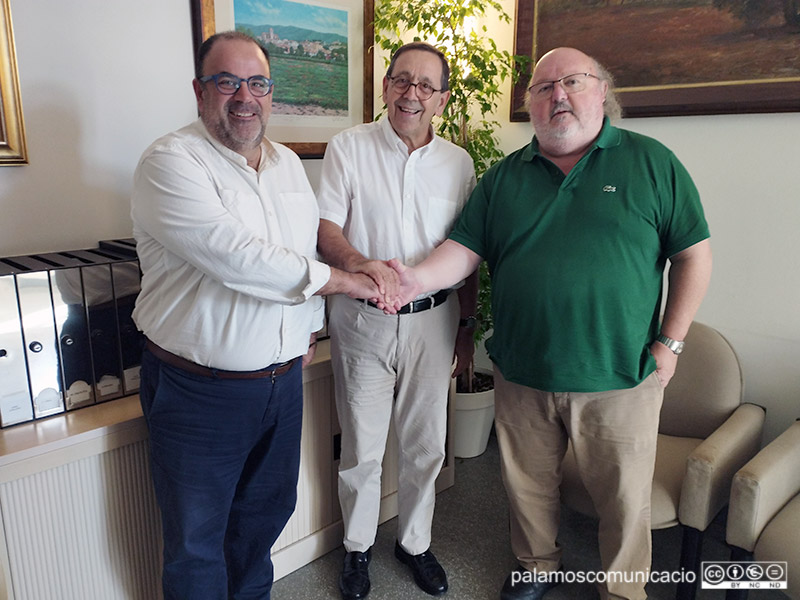 Al centre, Jordi Miralbell, director del Campus de l'Experiència de la UIC, acompanyat per l'alcalde Jordi Soler i el regidor Arturo Prades.