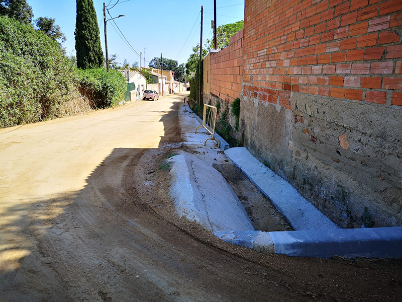 S'ha construït una cuneta per conduir l'aigua de pluja i canalitzar-la als embornals. (Foto: Ajuntament de Palamós).