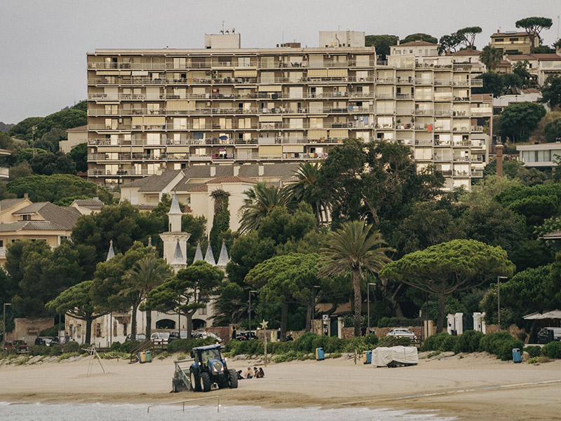 La platja de Sant Pol de Sant Feliu de Guíxols, una de les fotografies de l'exposició 'Costa Esbravada'. (Foto: Miquel Riera).