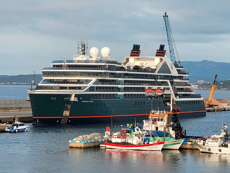 El Seabourn Pursuit va visitar Palamós per primera vegada el passat 26 d'agost. (Foto: Ports de la Generalitat).