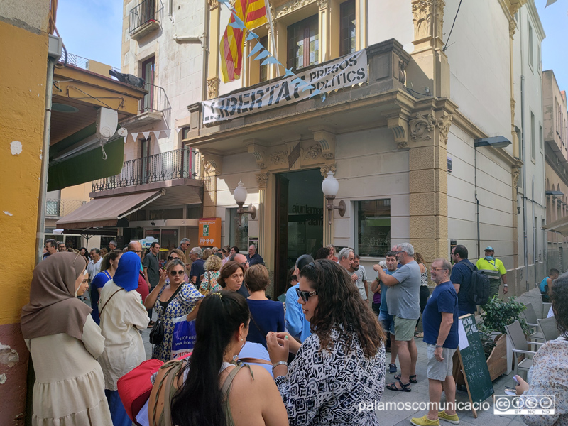 La concentració s'ha fet aquest migdia davant l'Ajuntament.