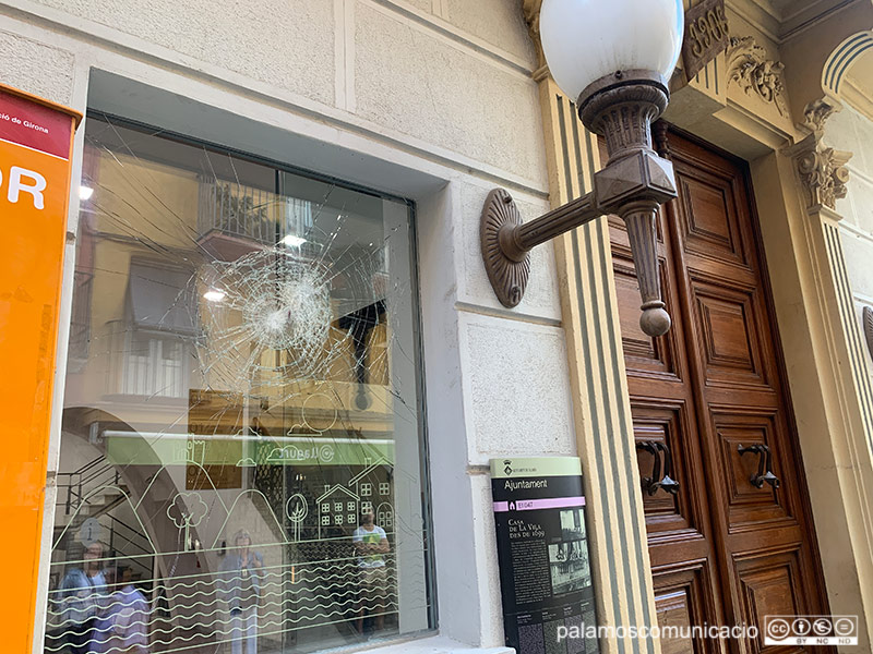 La persona detinguda va trencar un dels vidres de l'Ajuntament en la seva temptativa de despenjar la senyera.