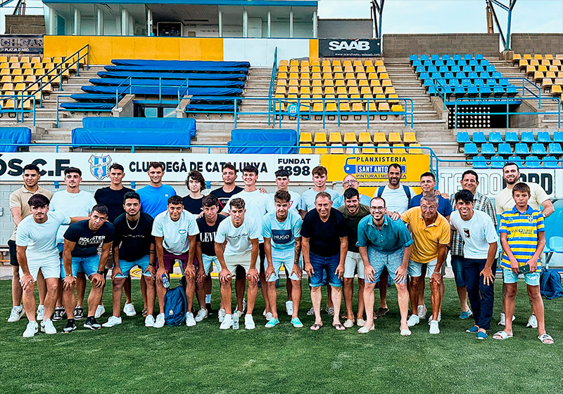 Jugadors, tècnics i directius, abans d'un entrenament d'aquesta pretemporada. (Foto: Laura Heras - Palamós CF).