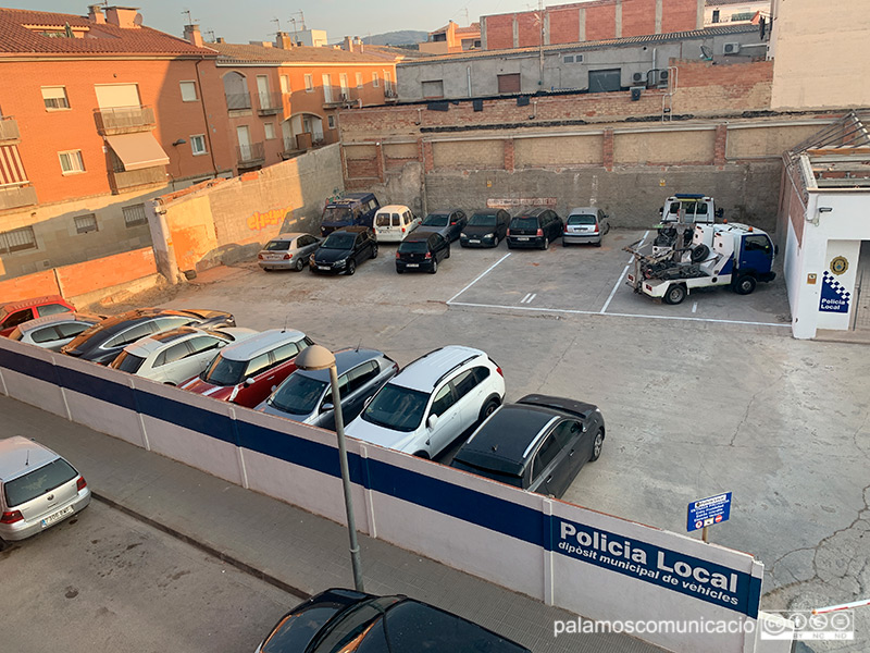 El dipòsit de vehicles de la Policia Local de Palamós, amb la grua encarregada de retirar-los.