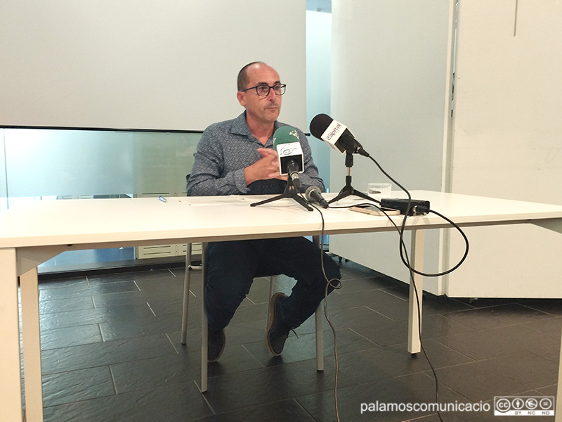 L'alcalde de Palamós Lluís Puig, durant la compareixença que ha fet avui a la Biblioteca Lluís Barceló i Bou.